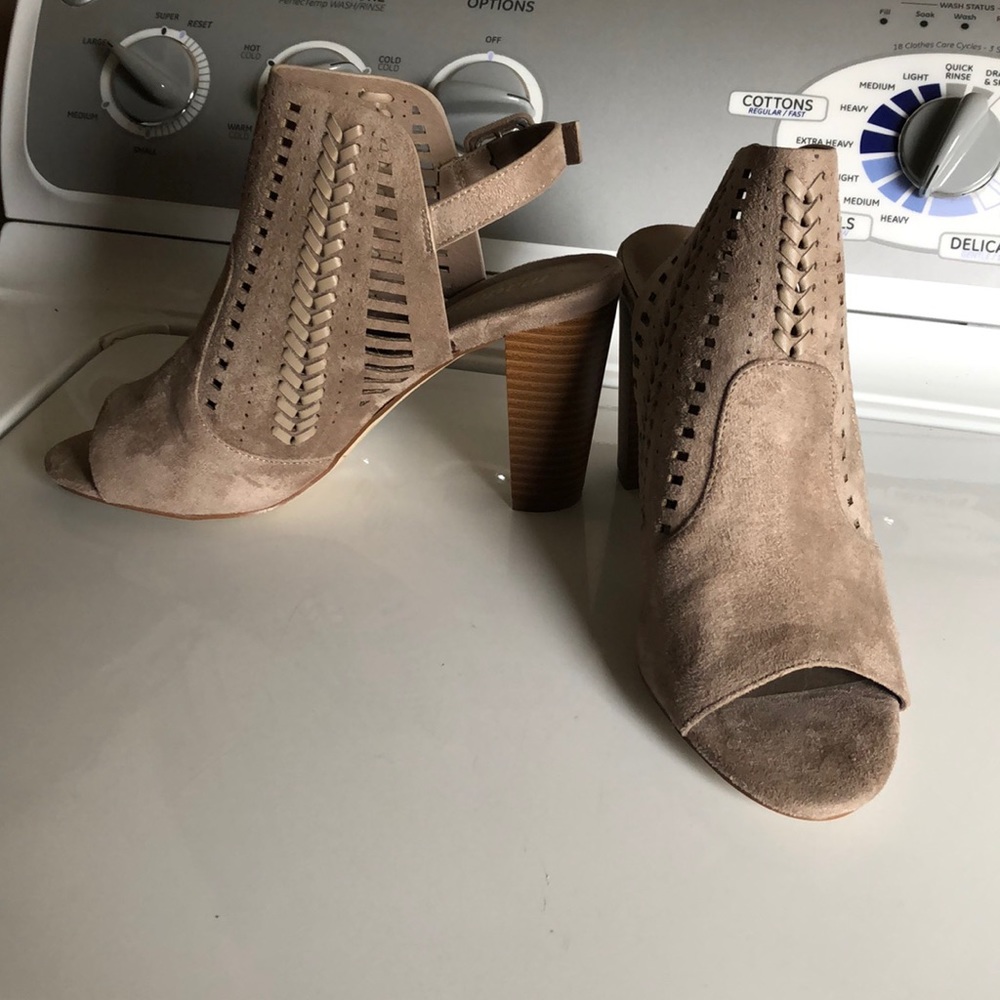 Suede tan sandals with heel